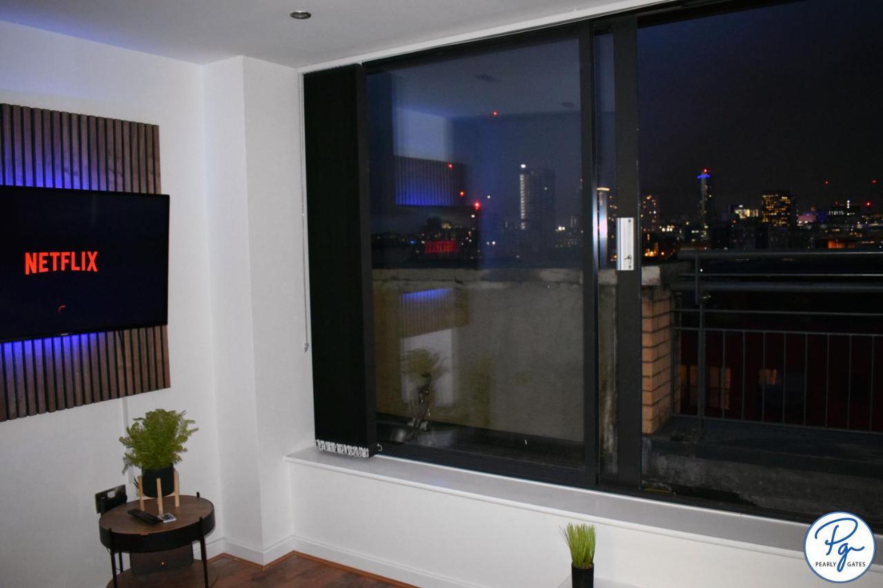 Skyline Penthouse: Luxe Views & Extended Comfort Apartment