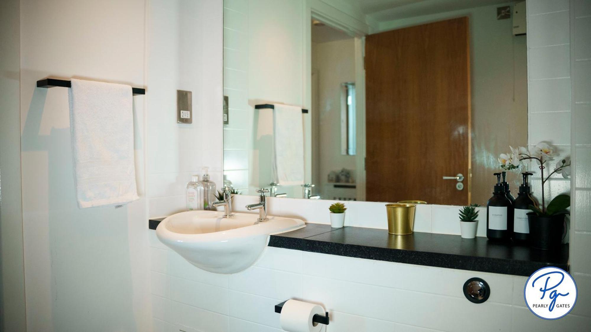 Skyline Penthouse: Luxe Views & Extended Comfort