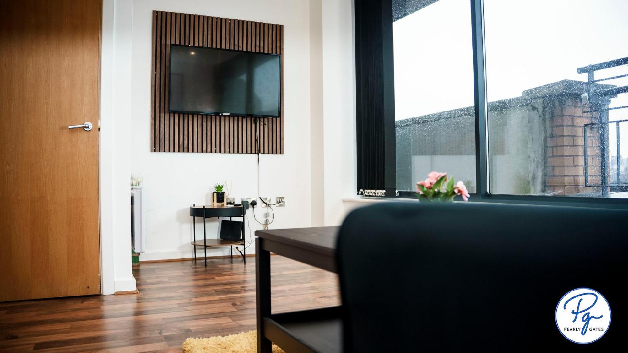 Skyline Penthouse: Luxe Views & Extended Comfort * Birmingham