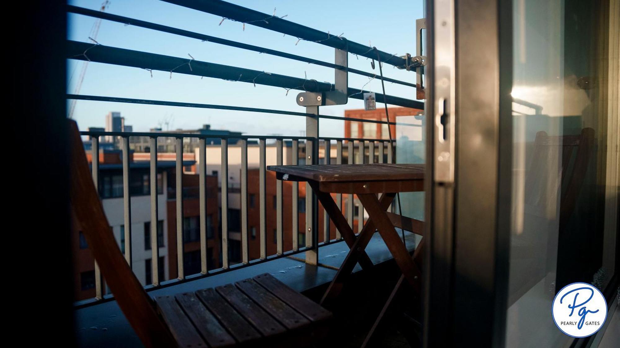 Skyline Penthouse: Luxe Views & Extended Comfort *