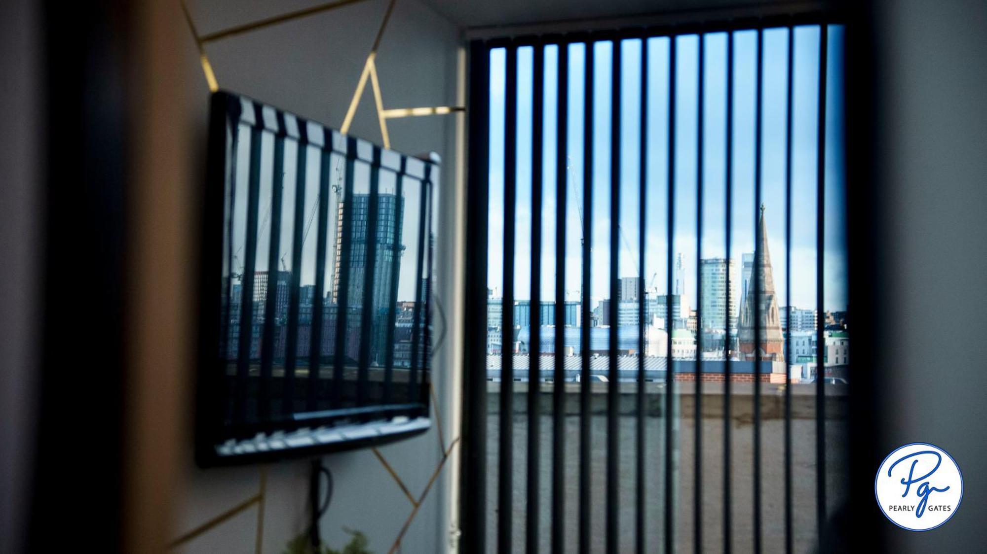 Apartment Skyline Penthouse: Luxe Views & Extended Comfort *