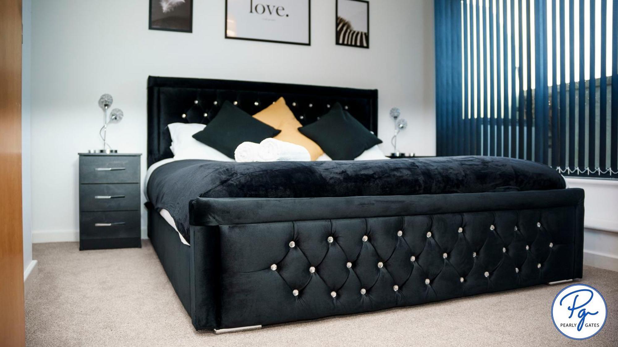 Skyline Penthouse: Luxe Views & Extended Comfort * Birmingham