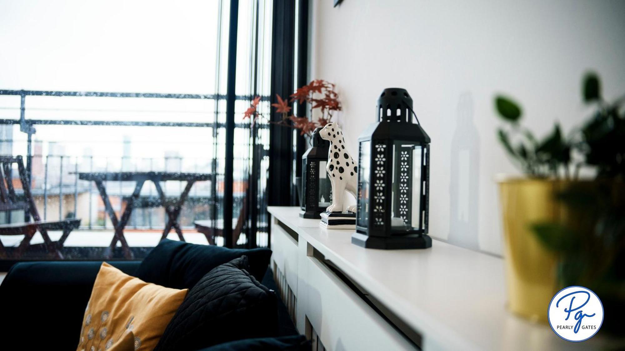 Apartment Skyline Penthouse: Luxe Views & Extended Comfort