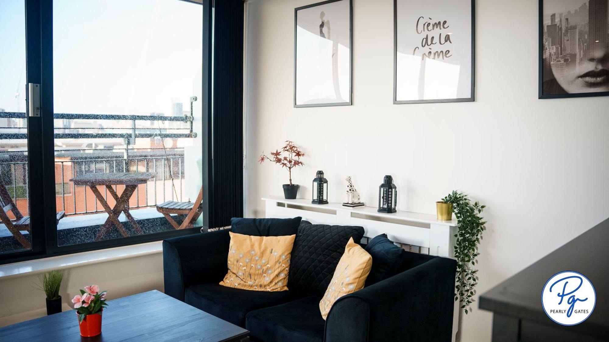 Skyline Penthouse: Luxe Views & Extended Comfort Apartment