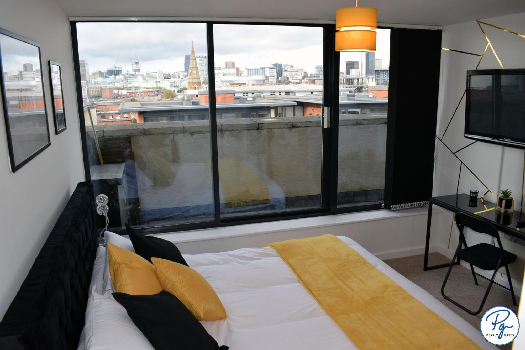 Skyline Penthouse: Luxe Views & Extended Comfort